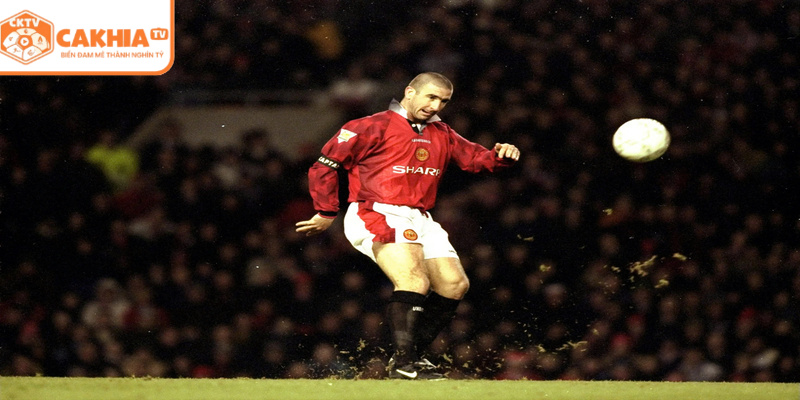 Eric Cantona rời MU ở tuổi 30, cú sốc khiến thế giới ngỡ ngàng